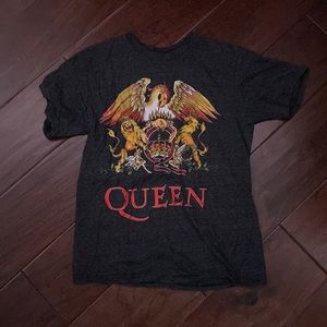 gray queen tee